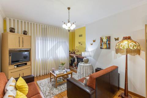 Apartamento T2 no Centro de Castêlo da Maia – Último Andar com 2 Garagens!