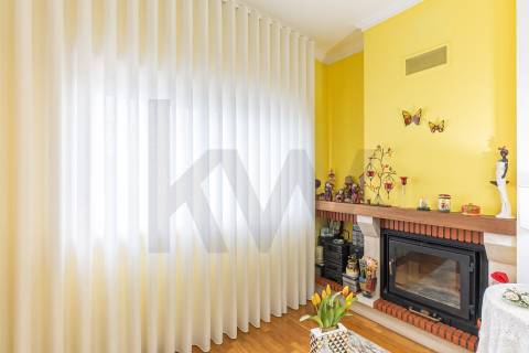 Apartamento T2 no Centro de Castêlo da Maia – Último Andar com 2 Garagens!