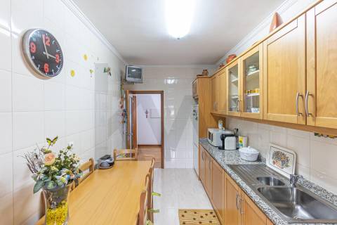 Apartamento T2 no Centro de Castêlo da Maia – Último Andar com 2 Garagens!