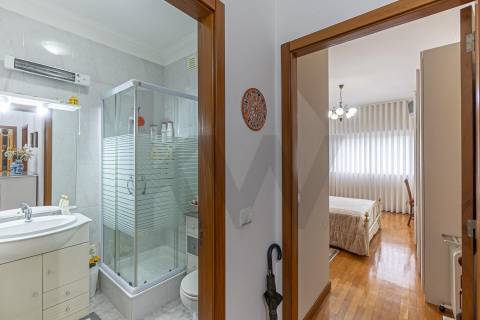 Apartamento T2 no Centro de Castêlo da Maia – Último Andar com 2 Garagens!