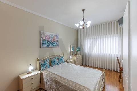 Apartamento T2 no Centro de Castêlo da Maia – Último Andar com 2 Garagens!