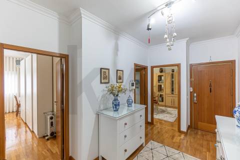 Apartamento T2 no Centro de Castêlo da Maia – Último Andar com 2 Garagens!