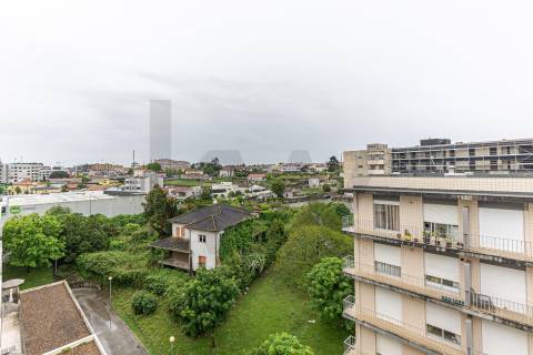 Apartamento T2 no Centro de Castêlo da Maia – Último Andar com 2 Garagens!