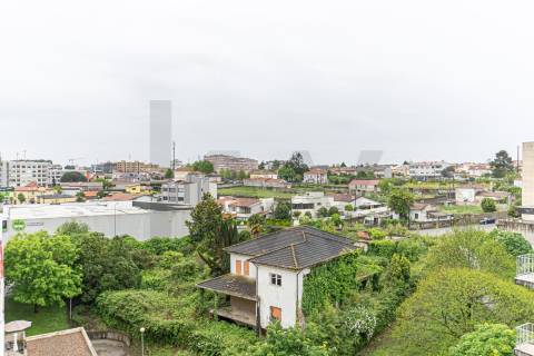 Apartamento T2 no Centro de Castêlo da Maia – Último Andar com 2 Garagens!