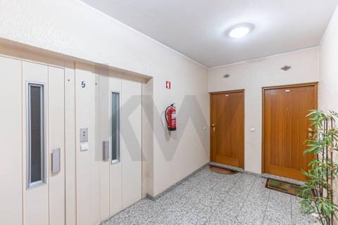 Apartamento T2 no Centro de Castêlo da Maia – Último Andar com 2 Garagens!