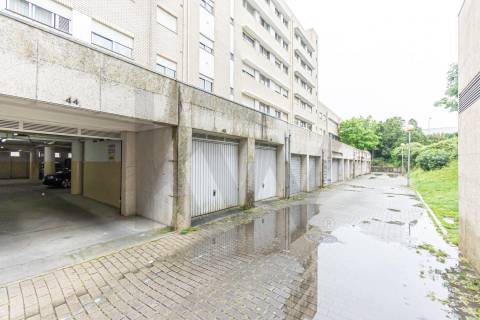 Apartamento T2 no Centro de Castêlo da Maia – Último Andar com 2 Garagens!