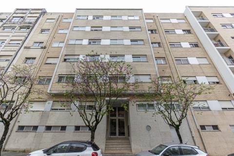 Apartamento T2 no Centro de Castêlo da Maia – Último Andar com 2 Garagens!