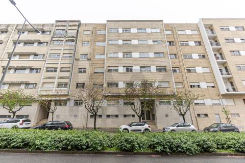 Apartamento T2 no Centro de Castêlo da Maia – Último Andar com 2 Garagens!