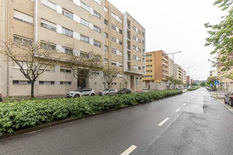 Apartamento T2 no Centro de Castêlo da Maia – Último Andar com 2 Garagens!