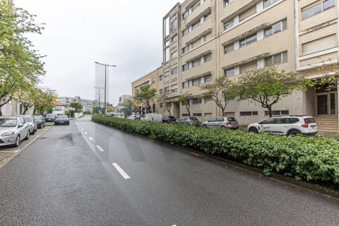 Apartamento T2 no Centro de Castêlo da Maia – Último Andar com 2 Garagens!