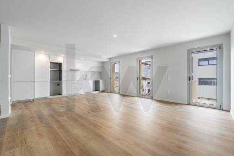 📍 T3 Novo, voltado a poente, com garagem no 2º piso