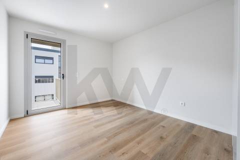 📍 T3 Novo, voltado a poente, com garagem no 2º piso