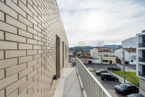 📍 T3 Novo, voltado a poente, com garagem no 2º piso