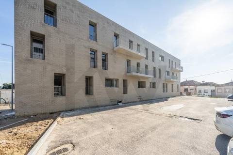 📍 T3 Novo, voltado a poente, com garagem no 2º piso