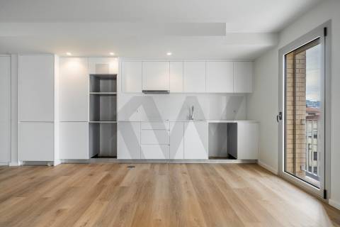 📍 T3 Novo, voltado a poente, com garagem no 2º piso