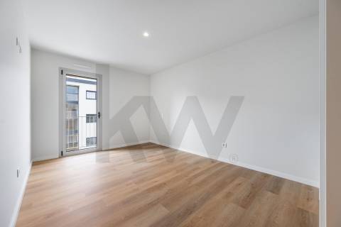 📍 T3 Novo, voltado a poente, com garagem no 2º piso