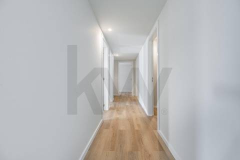 📍 T3 Novo, voltado a poente, com garagem no 2º piso