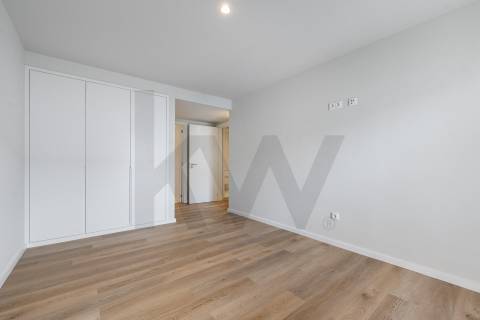 📍 T3 Novo, voltado a poente, com garagem no 2º piso