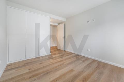 📍 T3 Novo, voltado a poente, com garagem no 2º piso