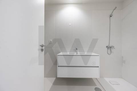 📍 T3 Novo, voltado a poente, com garagem no 2º piso