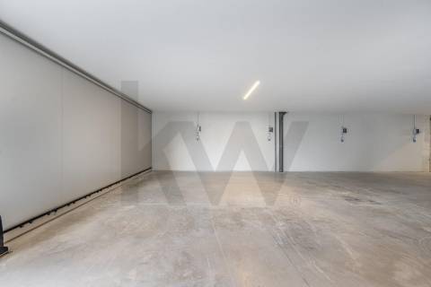 📍 T3 Novo, voltado a poente, com garagem no 2º piso