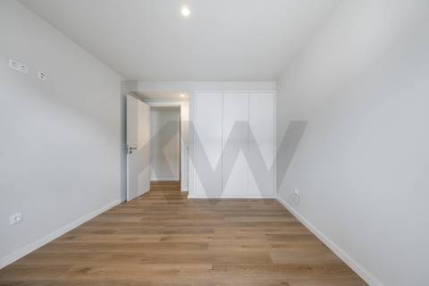 📍 T3 Novo, voltado a poente, com garagem no 2º piso