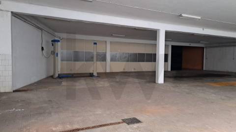 .Garagem / armazém 1160 m2  perto da Rotunada da Boavista, Constituição
