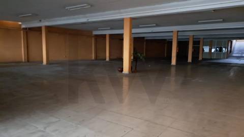.Garagem / armazém 1160 m2  perto da Rotunada da Boavista, Constituição