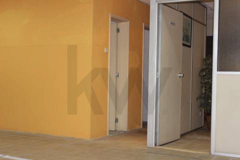 .Garagem / armazém 1160 m2  perto da Rotunada da Boavista, Constituição