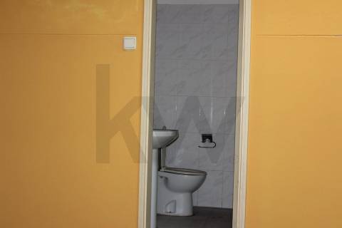 .Garagem / armazém 1160 m2  perto da Rotunada da Boavista, Constituição