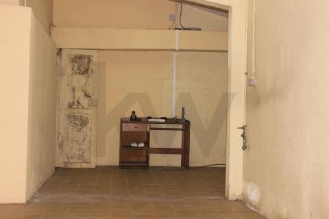 .Garagem / armazém 1160 m2  perto da Rotunada da Boavista, Constituição