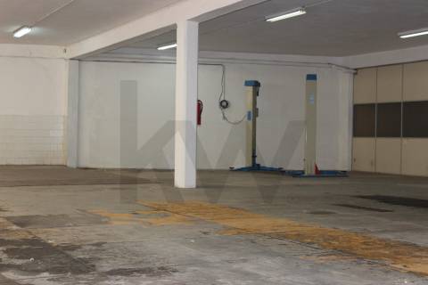.Garagem / armazém 1160 m2  perto da Rotunada da Boavista, Constituição