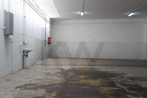 .Garagem / armazém 1160 m2  perto da Rotunada da Boavista, Constituição