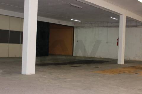 .Garagem / armazém 1160 m2  perto da Rotunada da Boavista, Constituição