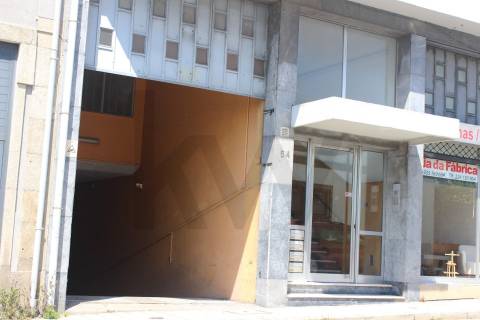 .Garagem / armazém 1160 m2  perto da Rotunada da Boavista, Constituição