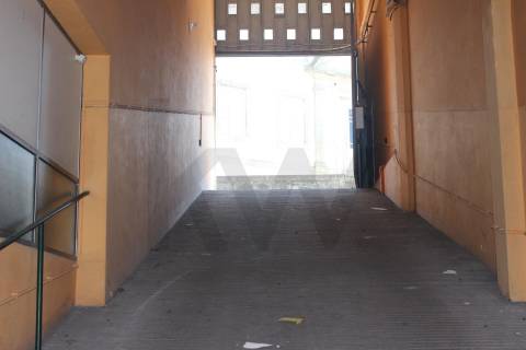 .Garagem / armazém 1160 m2  perto da Rotunada da Boavista, Constituição