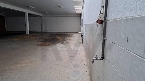 .Garagem / armazém 1160 m2  perto da Rotunada da Boavista, Constituição