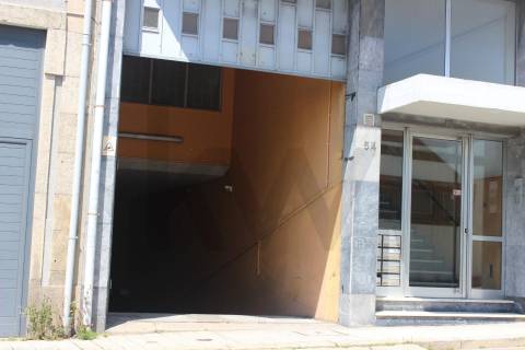 .Garagem / armazém 1160 m2  perto da Rotunada da Boavista, Constituição
