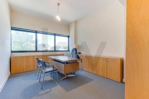 Escritório para venda no Edificio Mota Galiza com 400 m2 