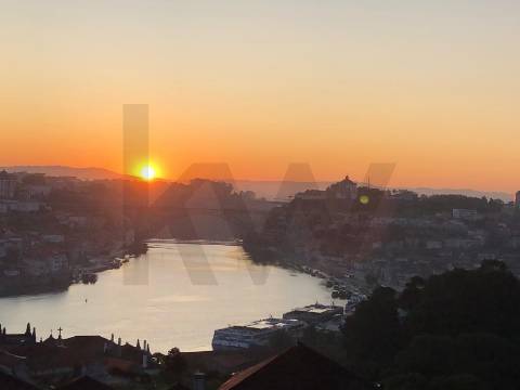 Apartamento T1 para arrendamento com vistas sobre o Rio Douro, mobilado e sem garagem
