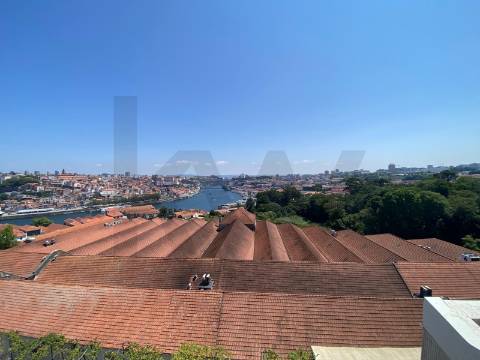 Apartamento T1 para arrendamento com vistas sobre o Rio Douro, mobilado e sem garagem