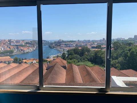 Apartamento T1 para arrendamento com vistas sobre o Rio Douro, mobilado e sem garagem
