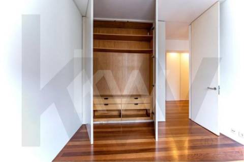 T3+1 (4 quartos) Frente à praia do Molhe | Av. Brasil - Foz | com garagem, parcialmente mobilado