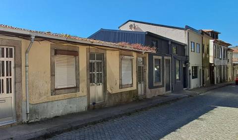Moradia para restauro no coração do Porto