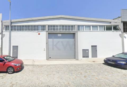Arrenda-se armazém com 2.000 m2 na zona industrial da Maia.
