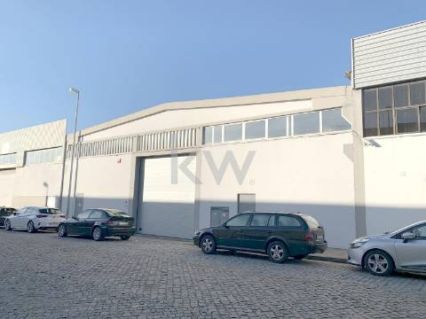 Arrenda-se armazém com 2.000 m2 na zona industrial da Maia.