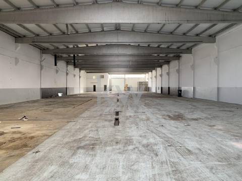 Arrenda-se armazém com 2.000 m2 na zona industrial da Maia.
