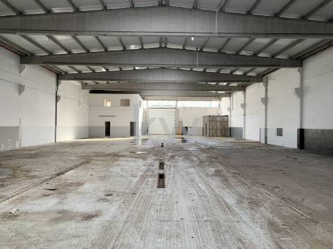Arrenda-se armazém com 2.000 m2 na zona industrial da Maia.