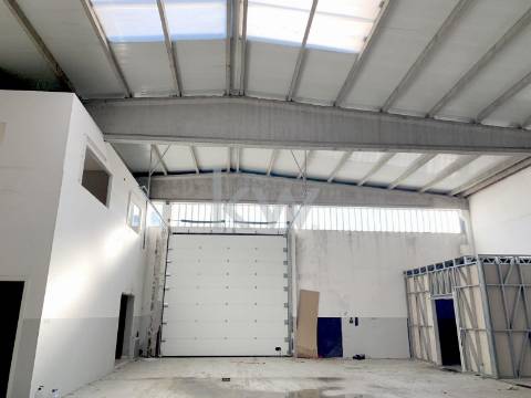 Arrenda-se armazém com 2.000 m2 na zona industrial da Maia.