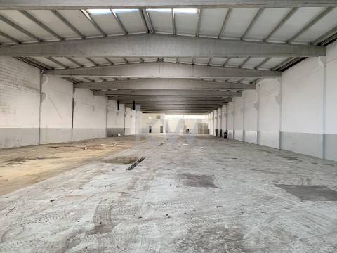 Arrenda-se armazém com 2.000 m2 na zona industrial da Maia.